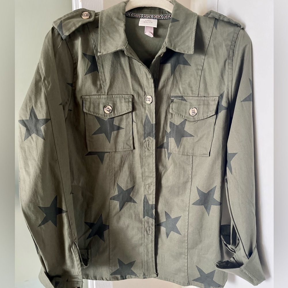 NWOT Knox Rose Army Green Star Button-Up Shirt - Picture 7 of 10